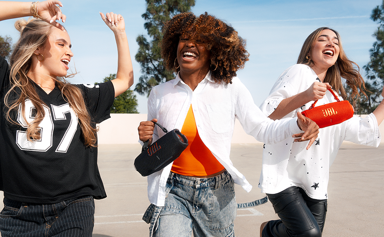 JBL Charge 6 is a portable, waterproof, dustproof, and drop-proof Bluetooth speaker. It delivers powerful JBL Pro Sound with AI Sound Boost and offers up to 28 hours of playtime.