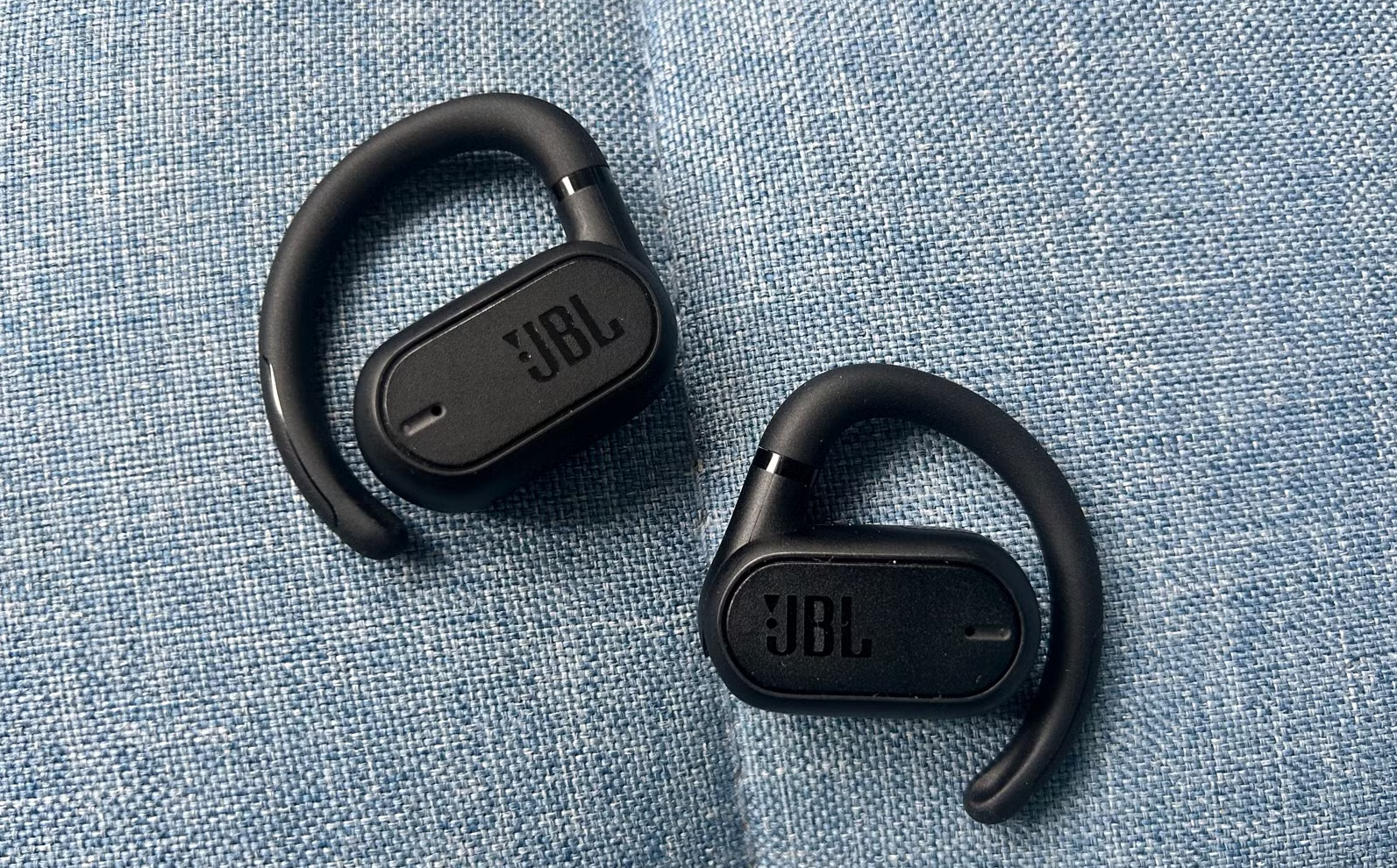 JBL Soundgear Sense are true wireless open-ear headphones designed to offer a unique listening experience that combines personal audio with environmental awareness. Unlike traditional earbuds that seal the ear canal, the Soundgear Sense utilizes an open-ear design, making them ideal for users who need to stay connected to their surroundings.